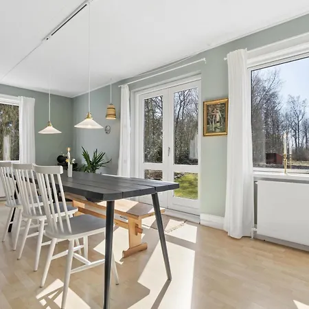 Rymligt På Stor Naturtomt Neksø